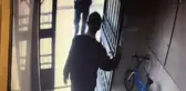 Eşini plastik kelepçeyle boğan cani koca, cinayet sonrası çağırdığı polisleri kapıda karşıladı