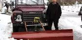 Kendi yaptığı kar küreme aracıyla mahallenin yollarını açtı