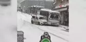 Öğrenci servisi önüne kattığı hafif ticari aracı sürükleyip götürdü