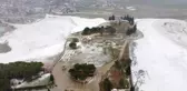 Pamukkale'de turistler kar altında termal havuza girdi