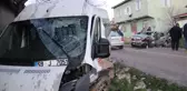 Servis minibüsü ile otomobil çarpıştı: 15 yaralı