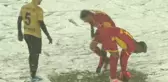 Yaptığı kimseyi güldürmedi! Penaltı noktasındaki karları temizleyen Malatyalı futbolculara sulu şaka