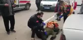 YERDEKİ YARALI 'ÜŞÜMESİN' DİYE ÜZERİNE CEKETİNİ ÖRTTÜ