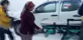 YOLU KARLA KAPLANAN KÖYDE RAHATSIZLANAN KADINI EKİPLER HASTANEYE YETİŞTİRDİ