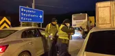 Kar ve tipi nedeniyle kapanan yolda kalan vatandaşlara Akseki belediyesi ikramda bulundu