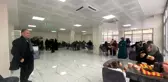 Kar yağışı nedeniyle yolda kalan yolcu otobüsüne yardım seferberliği