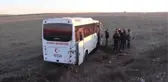 Memurları taşıyan servis minibüsünün lastiği patladı, 8 kişi yaralandı
