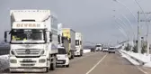 Yolda kalan şoförlere kek ve meyve suyu ikramı
