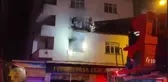 Ataşehir'de 5 katlı binada çıkan yangın söndürüldü
