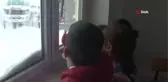Son dakika haber... En masum bekleyiş... Köy okulundaki çocuklar hediyelerini pencere kenarında bekledi