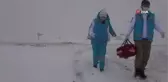 Kahraman sağlıkçıların 1 metre karda mücadelede zorlu mesaisi