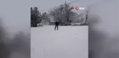 Okul yolunu kayak pistine çeviren öğretmen, kayarak okula gidiyor
