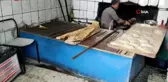 Soğuk nedeniyle fırında bile elektrik sobası kullanarak çalışıyorlar