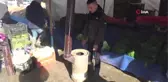 Eksi 10-13 derece soğukta çalışan pazarcı esnafı tezgah başında soba yakıyor