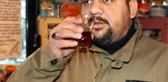 Son dakika... KAFE İŞLETMECİSİNİN İÇTİĞİ ÇAY NEFES BORUSUNA KAÇTI; O ANLAR KAMERADA