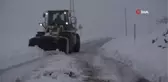 Karda yolda kalanların imdadına belediye ekipleri yetişti