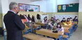 Öğrenciler okulda, veliler dışarıda karne heyecanı yaşadı