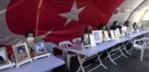 Acılı anne, her gün 50 kilometre uzaktan evlat nöbeti için geliyor