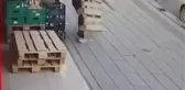 ÇALDIĞI TAHTA PALETLE KAÇARKEN KENDİSİNİ KOVALAYAN ÇALIŞANA ÇARPTI