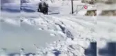 Sağlık görevlisi yaşlı hastayı sırtında taşıdı