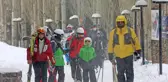 İranlılar karın tadını kayak merkezlerinde çıkarıyor