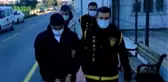 KALDIRIMDA YÜRÜYEN KADININ ÇANTASINI ÇALAN KAPKAÇÇILAR YAKALANDI