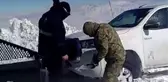 Kar ve tipide mahsur kalan ekipleri askerler kurtardı