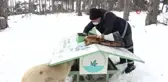 Karda aç kalan hayvanları elleriyle beslediler