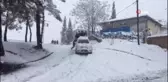 Üniversite öğrencileri karda mahsur kalan araçlara yardım etti