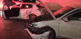 Akaryakıt istasyonunda lastik kontrolü için duran araca otomobil çarptı: 2 yaralı