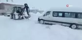 Belediye başkanı karda mahsur kalan vatandaşı kurtarırken mahsur kaldı