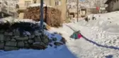 Çocuklar karın keyfini naylonla kayarak çıkardı