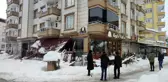 Gaziantep'te çatıdan düşen karlar iş yerlerine zarar verdi