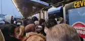 İstanbul'da kar etkili oluyor - Cevizlibağ metrobüs durağında yoğunluk