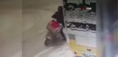 Karda düşen kuryenin zor anları kamerada