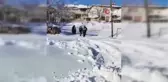 Sağlık görevlisinin sırtında taşıdığı kadından teşekkür