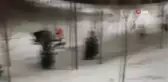 Son dakika haber! Sultangazi'de karda kayarak düşen vatandaşın yardımına polisler koştu