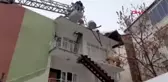 MALATYA'DA KAR YÜKÜNÜ TAŞIYAMAYAN 2 EVİN ÇATISI ÇÖKTÜ