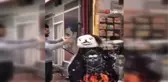 Berber müşteri bulamayınca kardan adamı tıraş etti