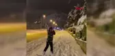 Denizli'de sokak arasında snowboard ve kayak