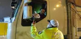 Kar yağışı nedeni ile yavaş ilerleyen trafikte sürücülere çay ve simit ikramı