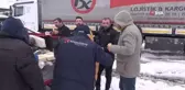 Yolda mahsur kalan tır sürücüleri için mangal kurdular