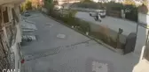 3 evin bahçe kapısının çalınması güvenlik kamerasında