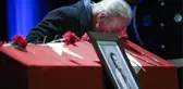 Ediz Hun'un zor anları! Gözyaşları içinde yakın dostu Fatma Girik'in tabutunu öptü