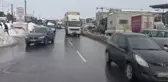 Hadımköy'de kar nedeniyle yolda bırakılan araçların kaldırılmasıyla trafik açıldı