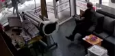 Kar kütlesi binanın çatısından araçların üzerine böyle düştü