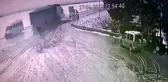 Tır önündeki aracı sürükleyerek üzerine devrildi... Kıl payı atlatılan facia kamerada- Sürücü tırdan dökülen buğdayların altında kaldı