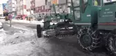 Şehir merkezindeki kar kamyonlarla şehir dışına taşınıyor