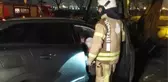 Tuzla'da kaldırıma çıkan otomobil iş makinasına çarparak durabildi: 2 yaralı