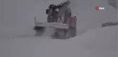 Bitlis'te tipi ve fırtınaya rağmen köy yolları açılıyor